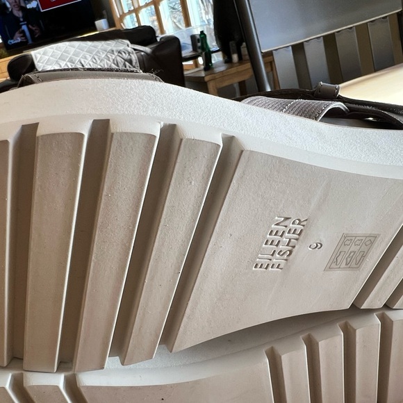 Eileen Fisher Grey Leather Strappy Sandals - Picture 8 of 8